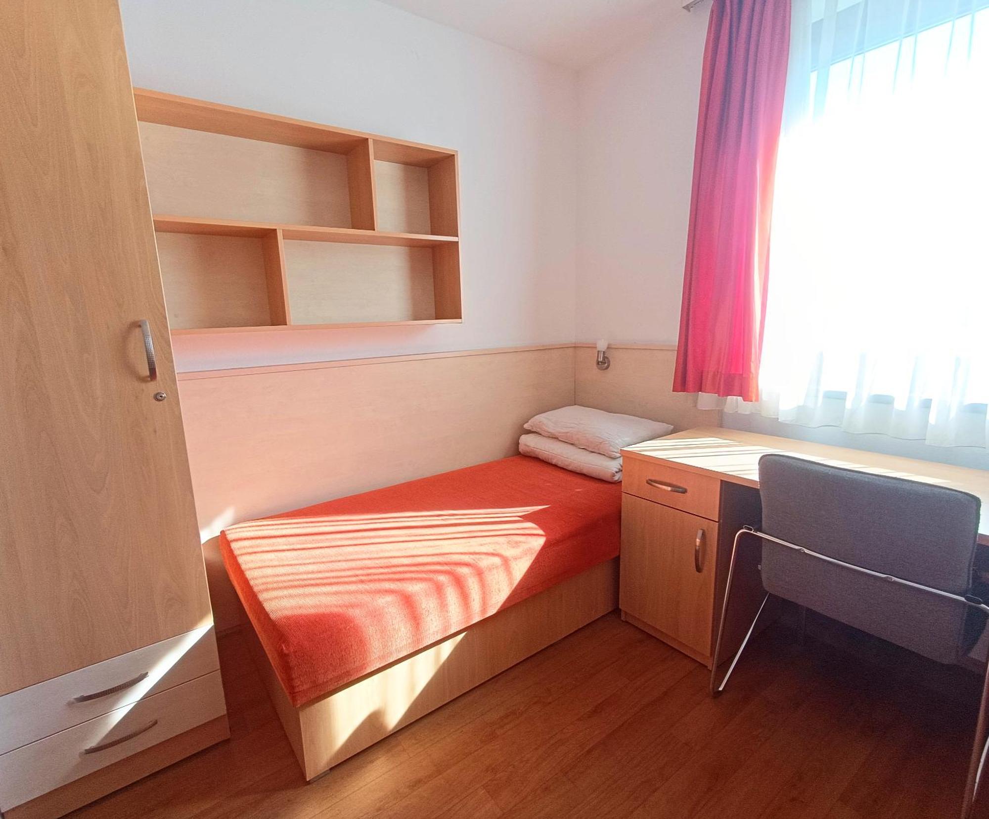 Famulus Kollegium Hostel Γκιόρ Εξωτερικό φωτογραφία