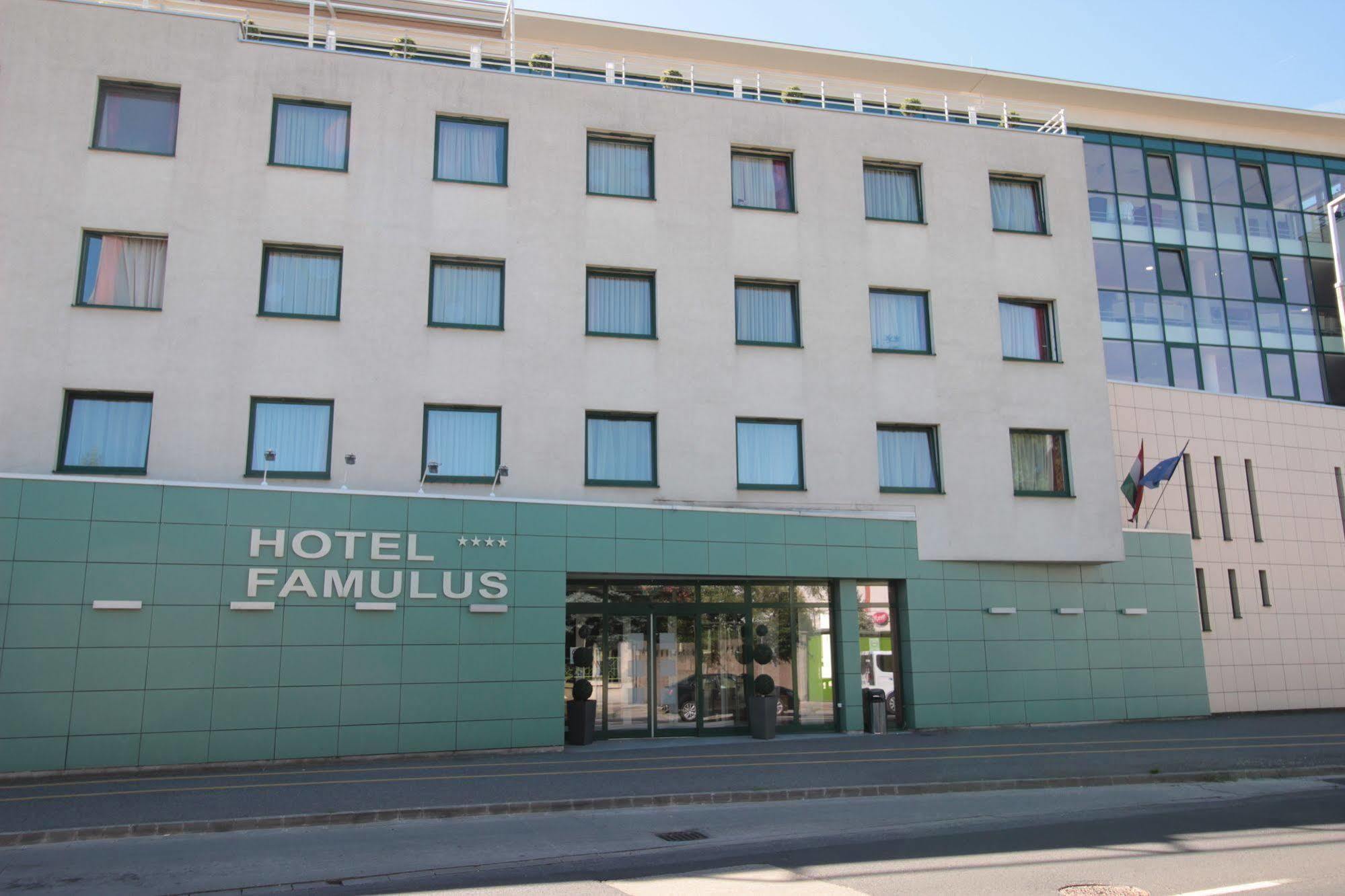 Famulus Kollegium Hostel Γκιόρ Εξωτερικό φωτογραφία