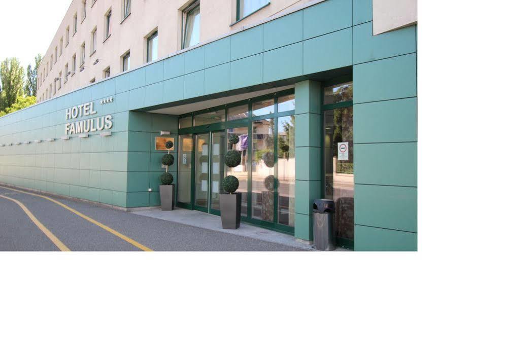 Famulus Kollegium Hostel Γκιόρ Εξωτερικό φωτογραφία