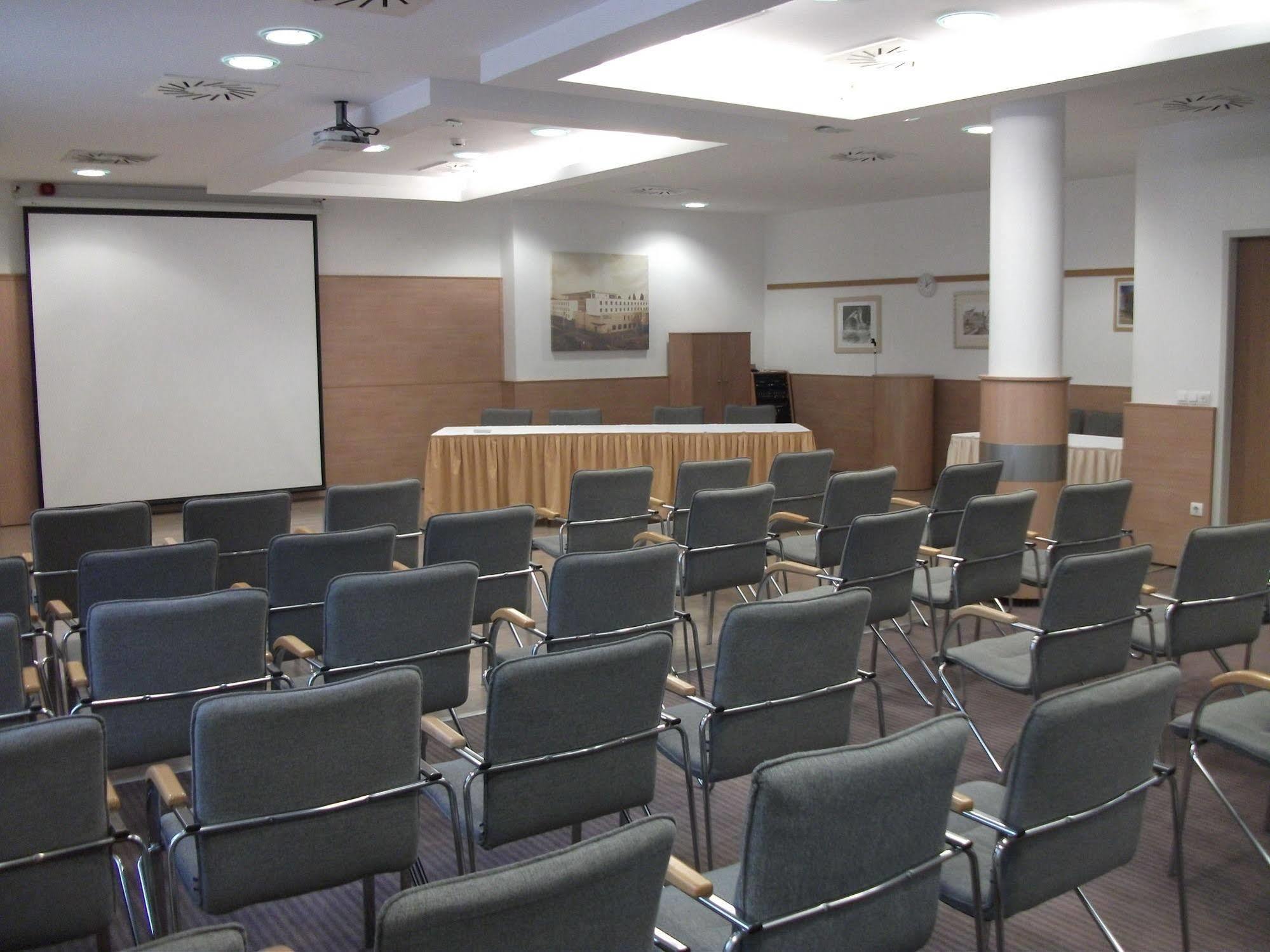 Famulus Kollegium Hostel Γκιόρ Εξωτερικό φωτογραφία