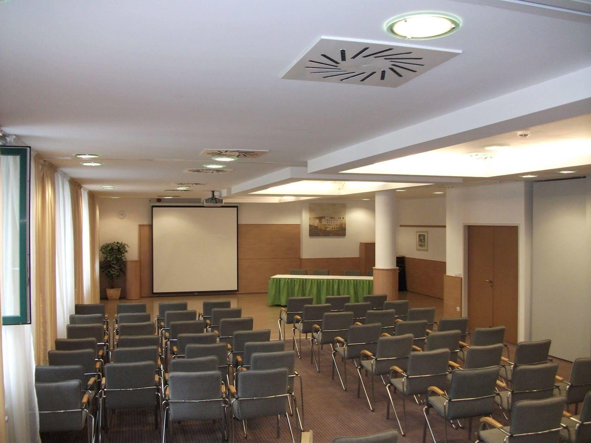 Famulus Kollegium Hostel Γκιόρ Εξωτερικό φωτογραφία